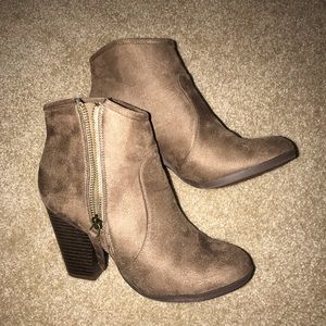 cute tan booties!